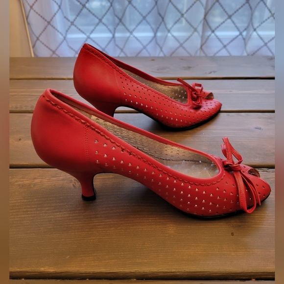 Rare Dirndrl + Bua Attersee red heart pumps size 37  US size (6) - Picture 5 of 7